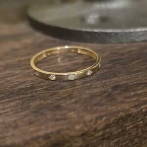 14k Gold Ring w/ 5 Diamonds - Size 9